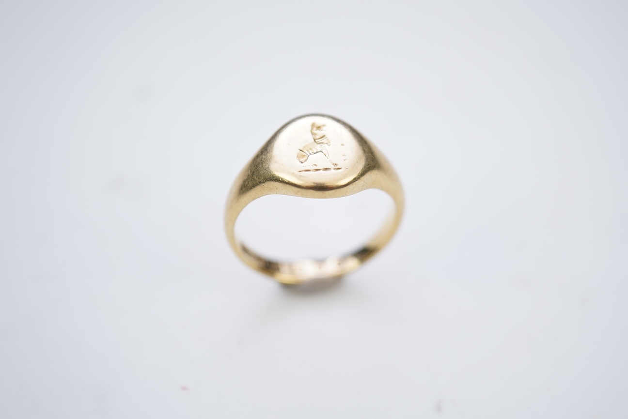 An 18ct gold signet ring, circa 1929